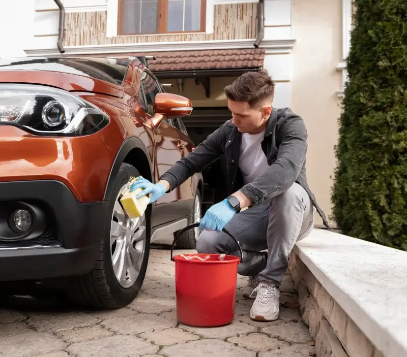 Lavage auto à domicile Le Péage-de-Roussillon : professionnel intervenant sur un véhicule